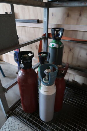 Stativ med 8 flasker 