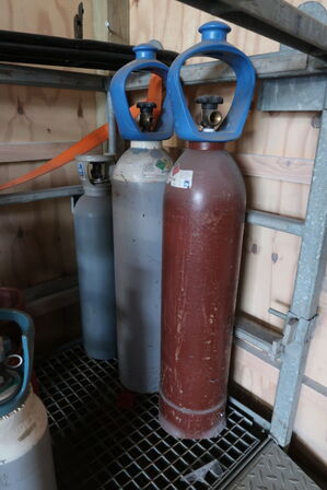 Stativ med 8 flasker 