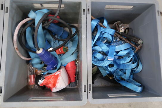 4 stk. Plastkasser med indhold 