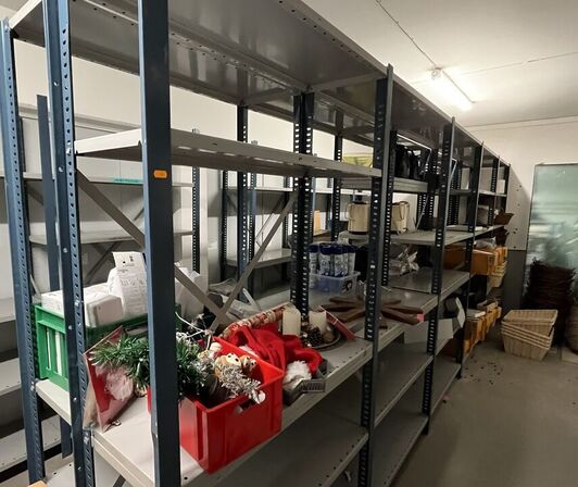 Reol 5 fag (Kan hentes efter kl. 12)