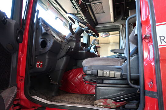 Lastbil SCANIA 420 124L med påhængsvogn ombygget til at huse køretøjer