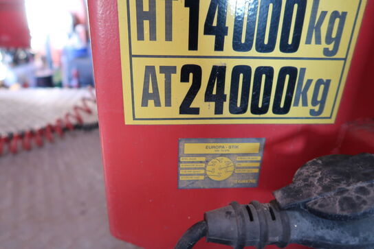 Lastbil SCANIA 420 124L med påhængsvogn ombygget til at huse køretøjer