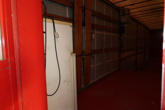 Lastbil SCANIA 420 124L med påhængsvogn ombygget til at huse køretøjer