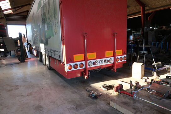 Lastbil SCANIA 420 124L med påhængsvogn ombygget til at huse køretøjer