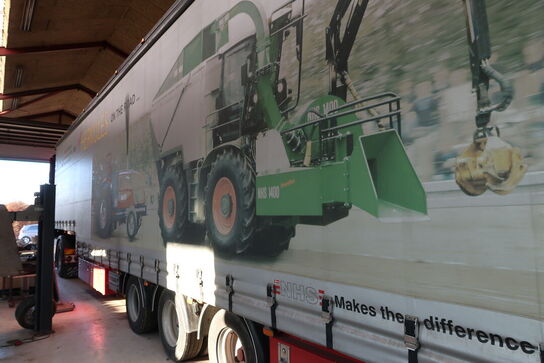 Lastbil SCANIA 420 124L med påhængsvogn ombygget til at huse køretøjer