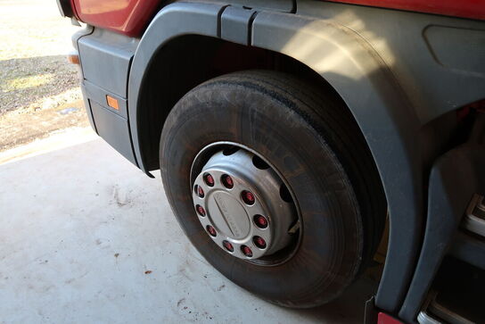 Lastbil SCANIA 420 124L med påhængsvogn ombygget til at huse køretøjer