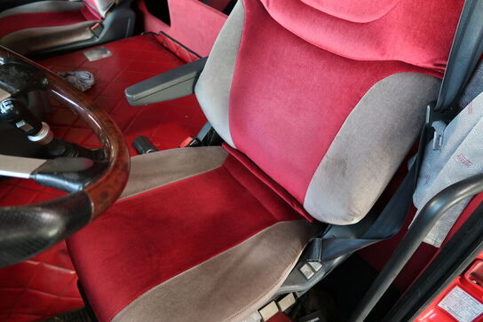 Lastbil SCANIA 420 124L med påhængsvogn ombygget til at huse køretøjer