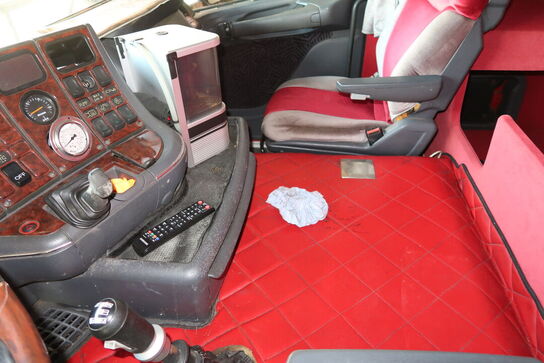 Lastbil SCANIA 420 124L med påhængsvogn ombygget til at huse køretøjer