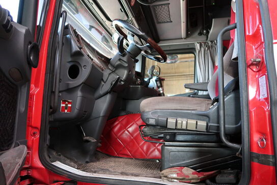 Lastbil SCANIA 420 124L med påhængsvogn ombygget til at huse køretøjer