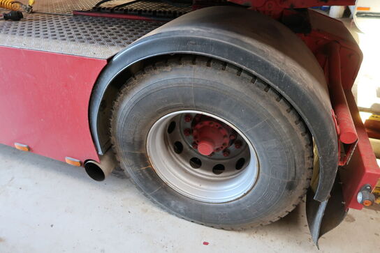 Lastbil SCANIA 420 124L med påhængsvogn ombygget til at huse køretøjer