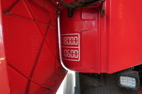 Lastbil SCANIA 420 124L med påhængsvogn ombygget til at huse køretøjer