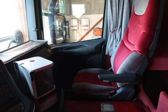 Lastbil SCANIA 420 124L med påhængsvogn ombygget til at huse køretøjer