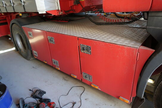 Lastbil SCANIA 420 124L med påhængsvogn ombygget til at huse køretøjer