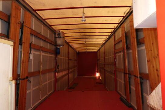 Lastbil SCANIA 420 124L med påhængsvogn ombygget til at huse køretøjer