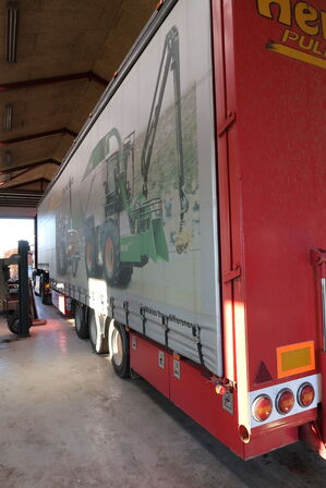 Lastbil SCANIA 420 124L med påhængsvogn ombygget til at huse køretøjer