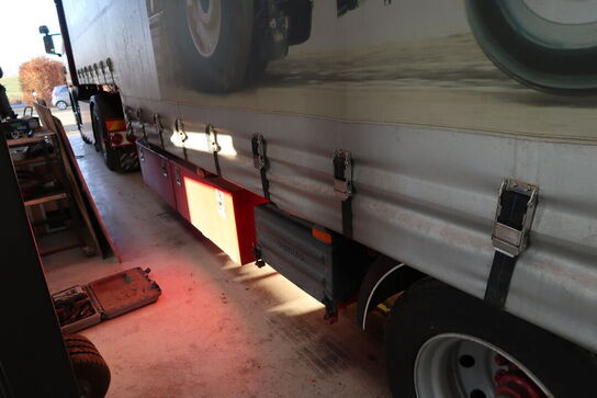 Lastbil SCANIA 420 124L med påhængsvogn ombygget til at huse køretøjer