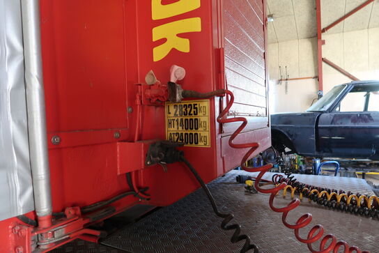 Lastbil SCANIA 420 124L med påhængsvogn ombygget til at huse køretøjer