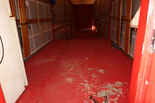 Lastbil SCANIA 420 124L med påhængsvogn ombygget til at huse køretøjer