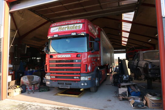 Lastbil SCANIA 420 124L med påhængsvogn ombygget til at huse køretøjer
