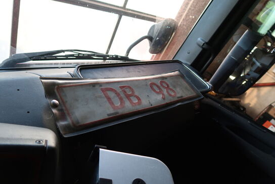 Lastbil SCANIA 420 124L med påhængsvogn ombygget til at huse køretøjer