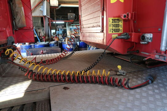 Lastbil SCANIA 420 124L med påhængsvogn ombygget til at huse køretøjer