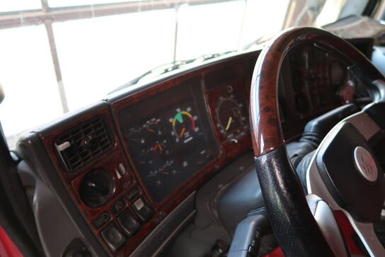 Lastbil SCANIA 420 124L med påhængsvogn ombygget til at huse køretøjer