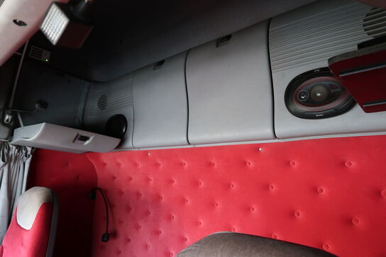 Lastbil SCANIA 420 124L med påhængsvogn ombygget til at huse køretøjer