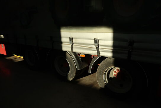 Lastbil SCANIA 420 124L med påhængsvogn ombygget til at huse køretøjer