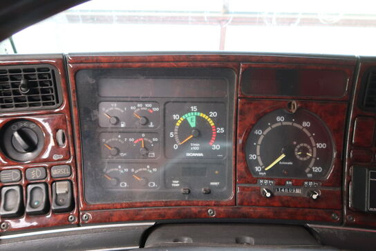 Lastbil SCANIA 420 124L med påhængsvogn ombygget til at huse køretøjer