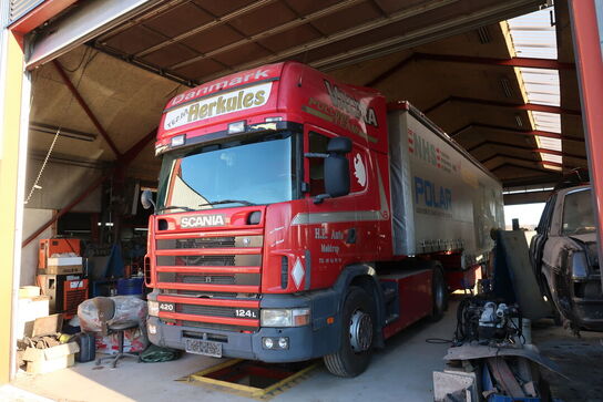Lastbil SCANIA 420 124L med påhængsvogn ombygget til at huse køretøjer