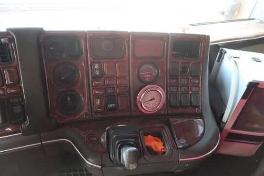 Lastbil SCANIA 420 124L med påhængsvogn ombygget til at huse køretøjer