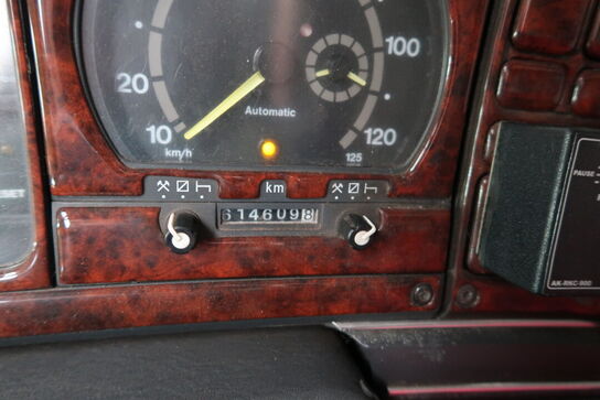 Lastbil SCANIA 420 124L med påhængsvogn ombygget til at huse køretøjer