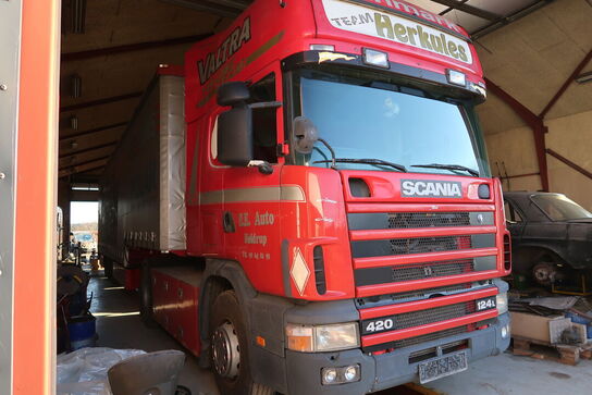 Lastbil SCANIA 420 124L med påhængsvogn ombygget til at huse køretøjer