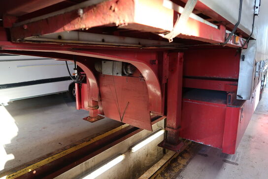 Lastbil SCANIA 420 124L med påhængsvogn ombygget til at huse køretøjer