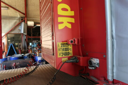 Lastbil SCANIA 420 124L med påhængsvogn ombygget til at huse køretøjer