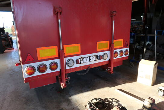 Lastbil SCANIA 420 124L med påhængsvogn ombygget til at huse køretøjer