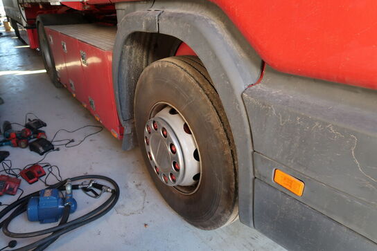 Lastbil SCANIA 420 124L med påhængsvogn ombygget til at huse køretøjer