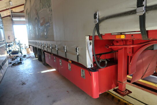 Lastbil SCANIA 420 124L med påhængsvogn ombygget til at huse køretøjer