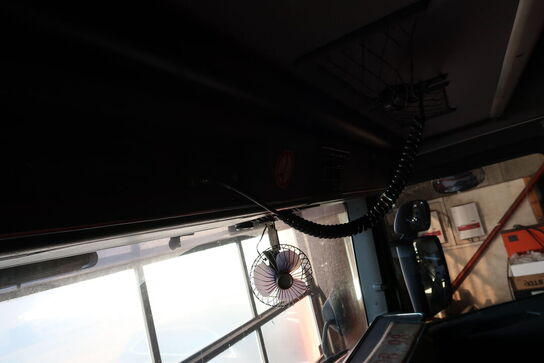 Lastbil SCANIA 420 124L med påhængsvogn ombygget til at huse køretøjer