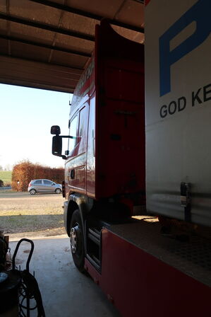 Lastbil SCANIA 420 124L med påhængsvogn ombygget til at huse køretøjer