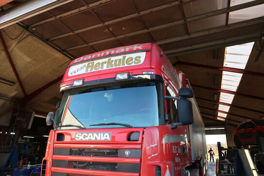 Lastbil SCANIA 420 124L med påhængsvogn ombygget til at huse køretøjer