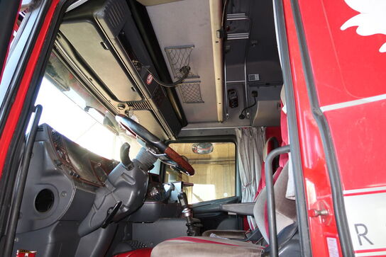 Lastbil SCANIA 420 124L med påhængsvogn ombygget til at huse køretøjer