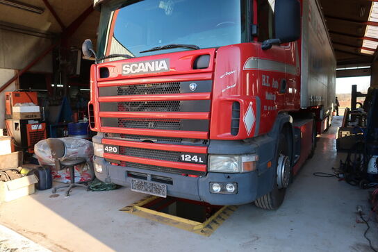 Lastbil SCANIA 420 124L med påhængsvogn ombygget til at huse køretøjer