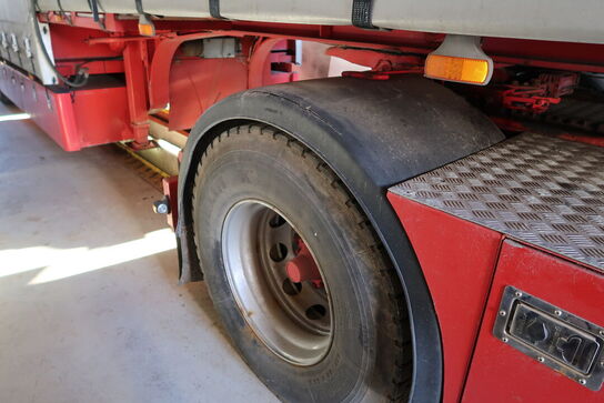 Lastbil SCANIA 420 124L med påhængsvogn ombygget til at huse køretøjer