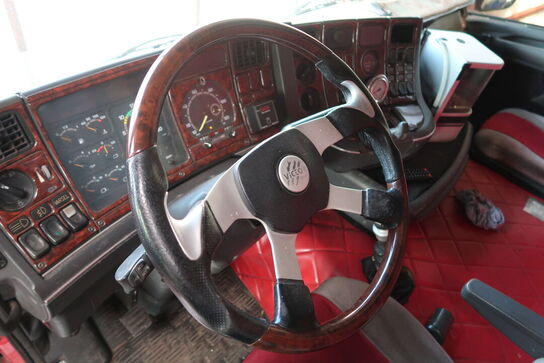 Lastbil SCANIA 420 124L med påhængsvogn ombygget til at huse køretøjer