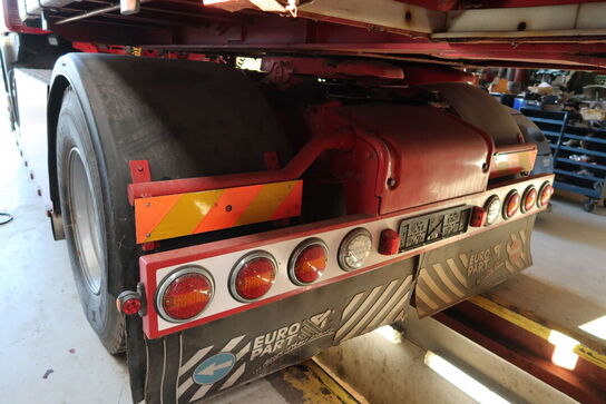 Lastbil SCANIA 420 124L med påhængsvogn ombygget til at huse køretøjer