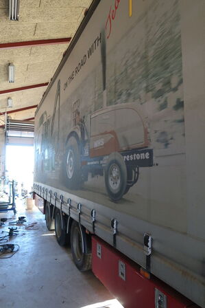 Lastbil SCANIA 420 124L med påhængsvogn ombygget til at huse køretøjer