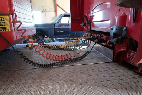 Lastbil SCANIA 420 124L med påhængsvogn ombygget til at huse køretøjer