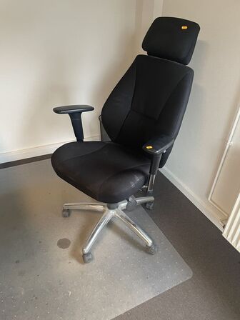 Kontorstol med armlæn