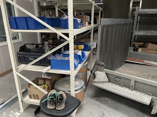 Metalreol med lidt udstyr